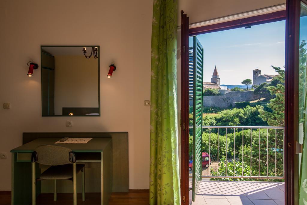 Apartments Delfin Krk Town Luaran gambar