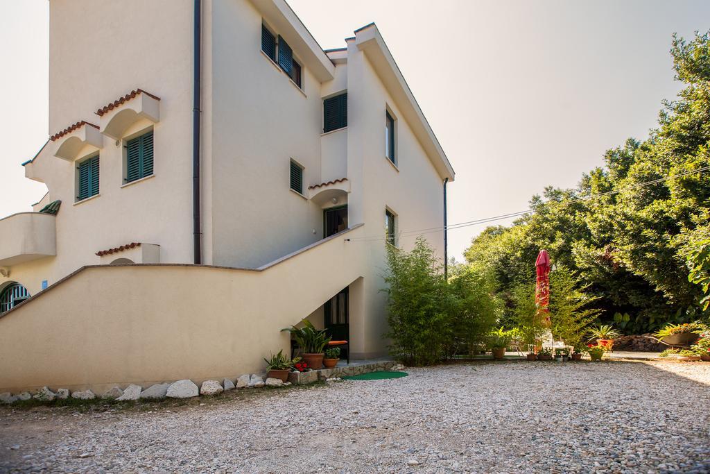 Apartments Delfin Krk Town Luaran gambar